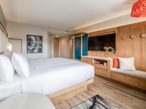 una camera d'albergo con un grande letto e un divano di Crowne Plaza Resort Guam a Tumon