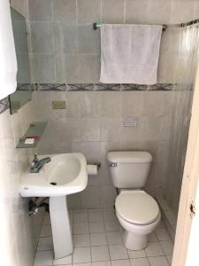 bagno con servizi igienici e lavandino di Sunshine Hotel Little Corn Island a Little Corn Island