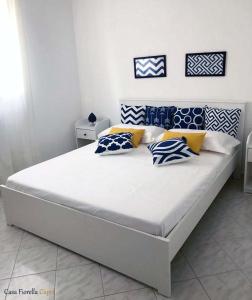 A bed or beds in a room at Casa Fiorella - Casa indipendente centro Anacapri