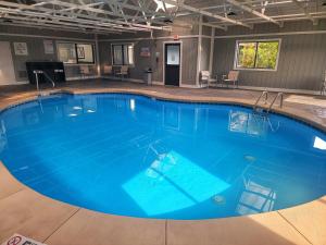 Poolen vid eller i närheten av Holiday Inn Cleveland Northeast - Mentor, an IHG Hotel