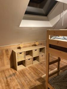 Cette chambre comprend des lits superposés et une table. dans l'établissement Mon petit cocon, à Jalhay