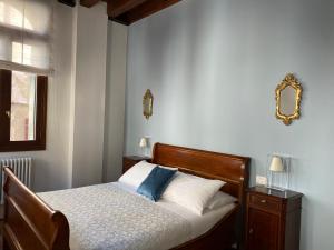 Кровать или кровати в номере SANTA CATERINA: charming apartment TREVISO