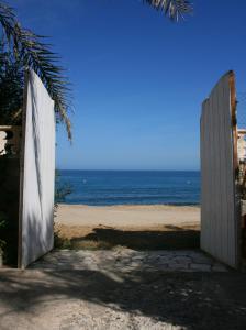 カルボネラスにあるCasa Anaの海を背景に海岸への門
