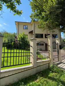 a gate in front of a house at Mi Casa es Tu Casa in Iaşi