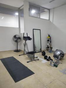 un gimnasio con varios equipos de ejercicio en una habitación en Special HOEStel in Monterrey!, en Monterrey