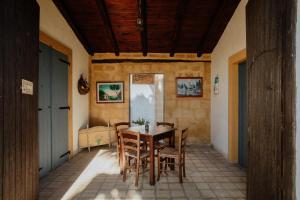 a dining room with a table and chairs at Baglio Calia in Mazara del Vallo