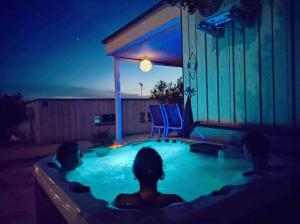 ein Kind in einem Pool in der Nacht in der Unterkunft BUQEZ Villa 30 "Beachvilla Stella" mit SPA & Meerblick in Drage