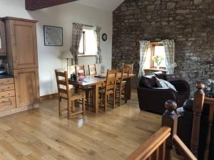 ein Wohnzimmer mit einem Tisch und einem Sofa in der Unterkunft Sycamore Cottage in Appleby