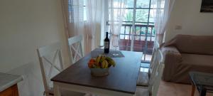 een fruitschaal op een tafel in de woonkamer bij Schöne Ferienwohnung auf Teneriffa in Los Silos
