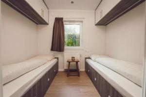 En eller flere senge i et værelse på Tiny Cabin with Hottub I 4 p