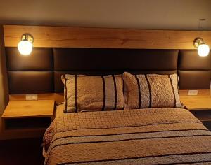 sypialnia z dużym łóżkiem z drewnianym zagłówkiem w obiekcie Hospedaje Costa Malabrigo w mieście Puerto Chicama