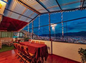 Habitación con mesa y vistas a la ciudad en GRAN CASA de vacaciones; 15min plaza principal a pie, en Cusco