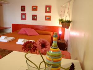 Pokój z łóżkiem i stołem z butelką w obiekcie Gianluca's Room w Katanii +12 zdjęć