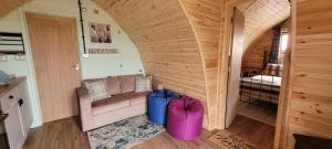 Prostor za sedenje u objektu Achmeney Glamping Pod Larger than Average Pod