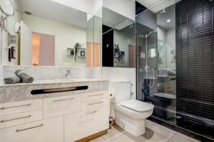 een badkamer met een toilet en een glazen douche bij Casa el Majorero in Puerto del Rosario