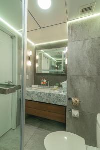 A bathroom at Holiday Inn Queretaro Centro Historico, an IHG Hotel