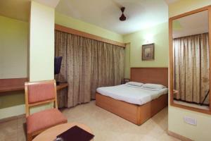 Un pat sau paturi într-o cameră la Hotel Roopa