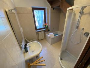 un baño con lavabo y ducha en Apartment Home Stadio, en Bussolengo