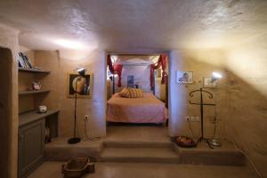 キオニアにあるVilla Ioliのベッドルーム1室(ベッド1台、ランプ2つ、階段付)