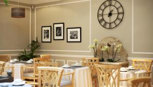 A restaurant or other place to eat at Hôtel Central Saint Germain