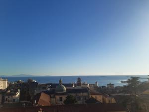 Vue sur une ville avec l'océan en arrière-plan dans l'établissement Salerno Eremita Apartment, à Salerne