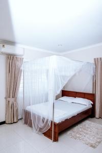 un dormitorio con una cama con dosel en Baldwin Beauty House, en Accra