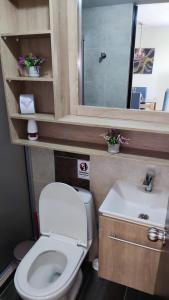 a small bathroom with a toilet and a sink at Apartamento a 2km del Parque del Café in Montenegro