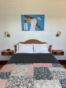 Кровать или кровати в номере The Archie & Isidore Hotel