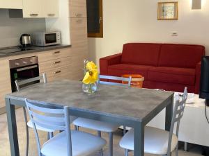 a kitchen with a table with chairs and a couch at Appartamento Tre Archi con corte privata in Venice
