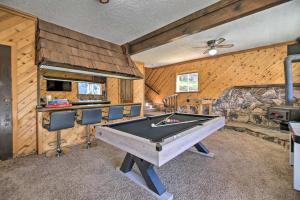 Biliár nebo kulečník v ubytování Luxe Escape with Decks, Mtn Views, Game Room!