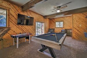 Biliár nebo kulečník v ubytování Luxe Escape with Decks, Mtn Views, Game Room!