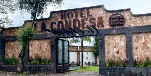 budynek z napisem "hotel americana" w obiekcie Hotel La Condesa w mieście Huasca de Ocampo