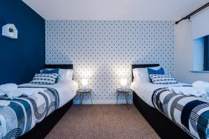 2 nebeneinander sitzende Betten in einem Schlafzimmer in der Unterkunft Lovely 2-bed apartment *free parking *pool table in Liverpool