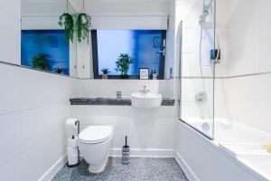ein weißes Bad mit einem WC und einem Waschbecken in der Unterkunft Lovely 2-bed apartment *free parking *pool table in Liverpool