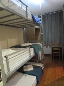 um quarto com beliche, dois beliches e uma mesa em Hotel Minho - Próximo 25 de Março Brás e Bom Retiro e Hospital Pérola Byington "Garanta já a sua Reserva" em São Paulo mais 51 fotografias