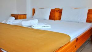ein Bett mit zwei Handtüchern darauf in der Unterkunft Villa Maria in Skala Potamias