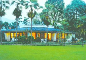Um jardim no exterior de Fish Tail Lodge