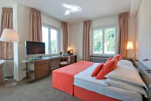 Postel nebo postele na pokoji v ubytování Hotel Schweizerhof St. Moritz + 37 fotografií