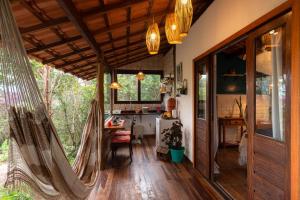 una sala de estar con una hamaca en una casa en Lilás Hospedagem e Terapias, en Vale do Capao