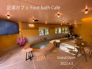 松山市にあるホテル古湧園 遥のホットタブ付きの客室です。