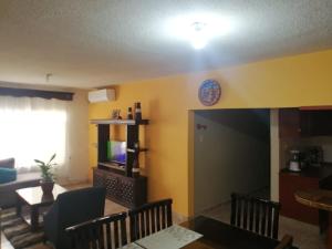 ein Wohnzimmer mit einem Tisch und einem TV in der Unterkunft Casa Mango in Ciudad Valles