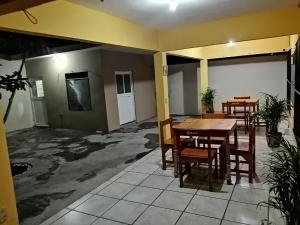 ein Esszimmer mit einem Tisch und Stühlen in der Unterkunft Casa Mango in Ciudad Valles
