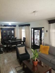 - un salon avec un canapé et une table dans l'établissement Casa Mango, à Ciudad Valles