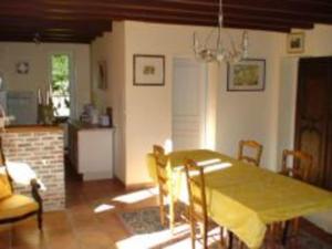 Un comedor con una mesa y una cocina. en Gîte charmant avec jardin, cheminée, Wi-Fi, idéal pour randonnées et découvertes locales - FR-1-376-70, en Torcy 9 fotos más