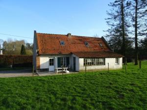 una pequeña casa blanca con techo naranja en Gîte charmant avec jardin, cheminée, Wi-Fi, idéal pour randonnées et découvertes locales - FR-1-376-70, en Torcy
