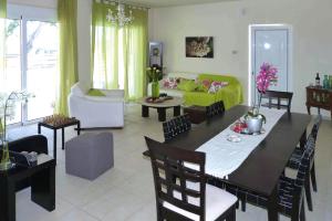 A seating area at Villa in Nopigia with private pool