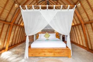 Giường trong phòng chung tại Like living in a romantic Balinese painting +29 ảnh