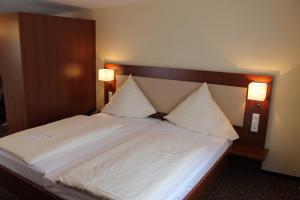 Postel nebo postele na pokoji v ubytování Stadt-gut-Hotel Gasthof Goldener Adler