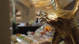 un tavolo pieno di cibo con un uccello scolpito di Stadt-gut-Hotel Gasthof Goldener Adler a Schwäbisch Hall