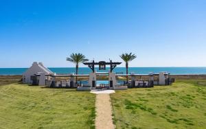 un edificio en la playa junto al océano en Paradise By The Sea home, en Bolivar Peninsula